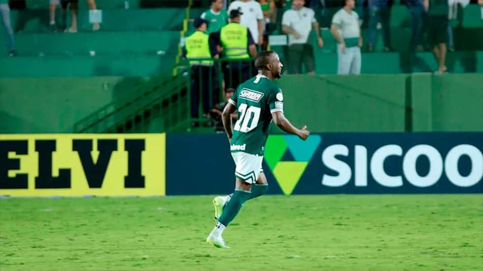 Autor de gol contra o América-MG, Diego renova contrato com o Goiás e celebra: 'Muito feliz'
