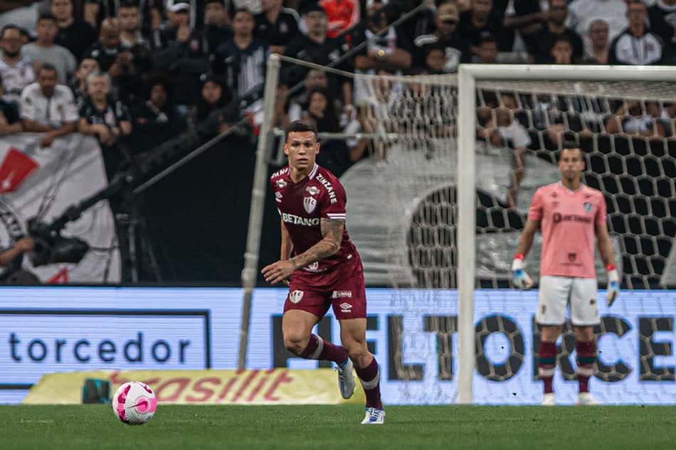 Calegari passa por mais uma improvisação no Fluminense e agrada em nova função