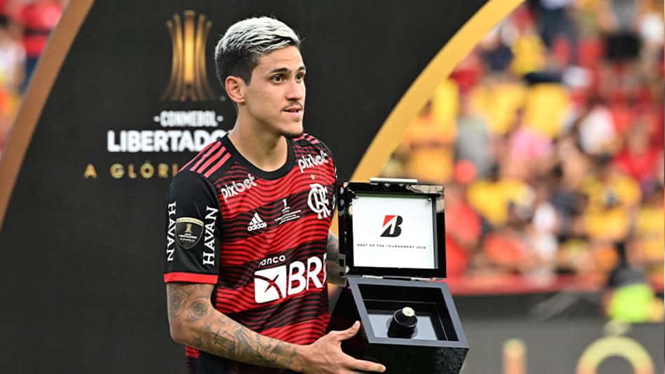 Pedro, do Flamengo, recebe anel de melhor jogador da Libertadores