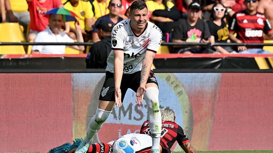 Abatido, Hugo Moura exalta empenho do Athletico-PR na final da Libertadores: 'Demos nosso melhor'