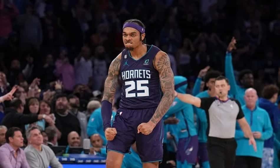 Hornets supera desfalques e derrota Warriors na prorrogação