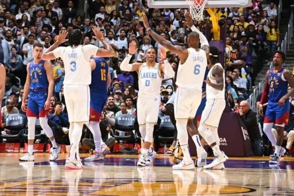 Lakers bate Nuggets e vence a primeira na temporada