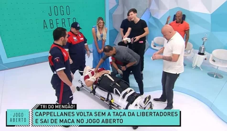 Torcedor do Athletico Paranaense, repórter deixa 'Jogo Aberto' de ambulância