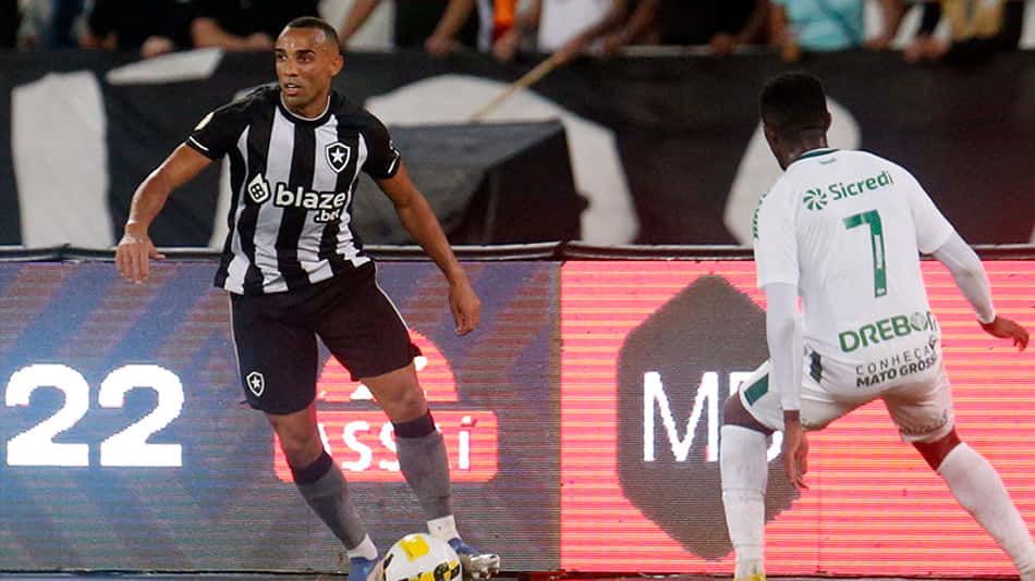 Com dois retornos, Botafogo divulga lista de relacionados para duelo com o Athletico-PR