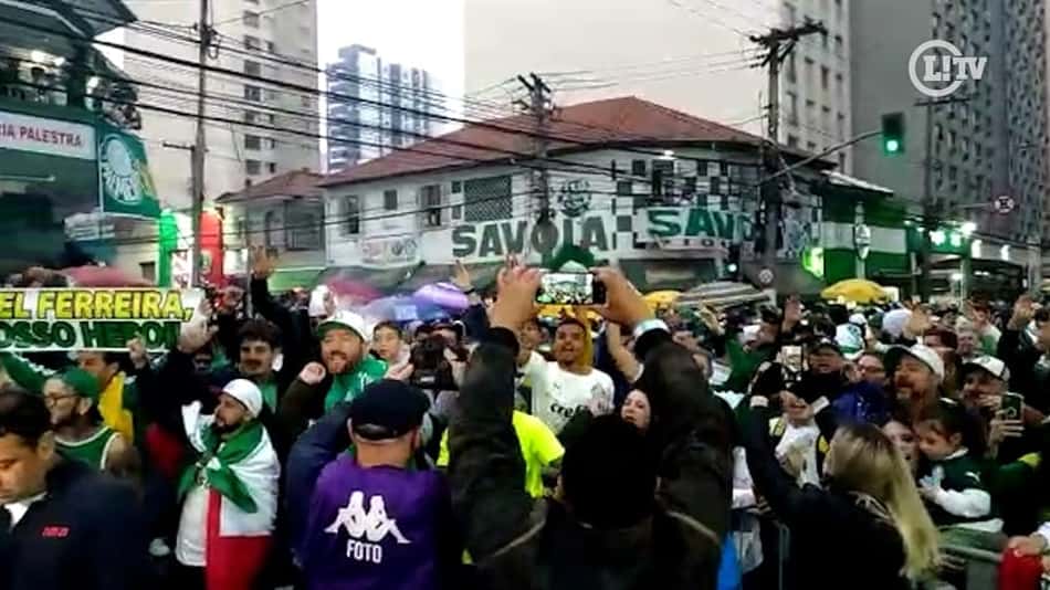 Torcida do Palmeiras comemora título do Brasileirão na rua do Allianz; veja vídeo