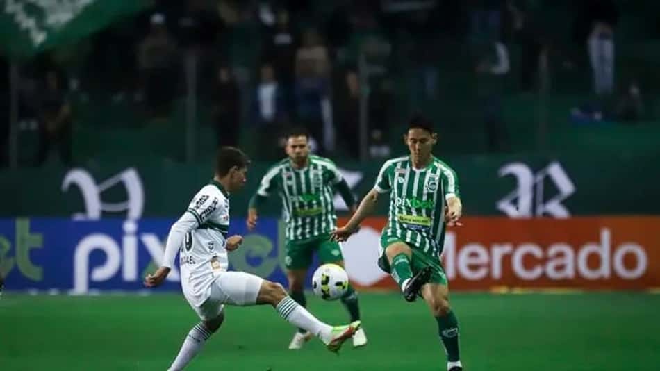 Com gol nos acréscimos, Coritiba vence Juventude e se afasta da zona de rebaixamento