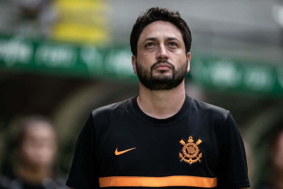Técnico do time feminino do Corinthians nega que manifesto das jogadoras foi direcionado para Cuca