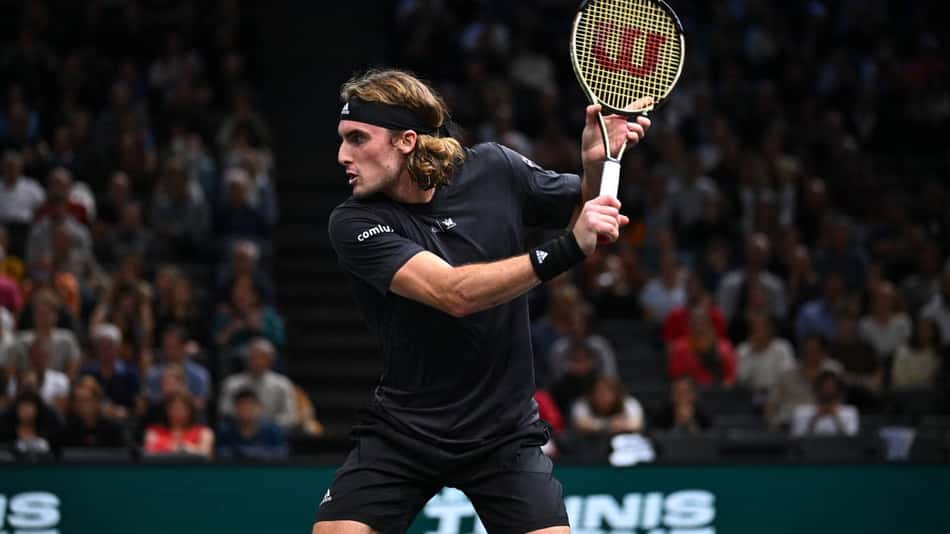 Tsitsipas frustra torcida em Paris, chega a 59ª vitória no ano e vai às 4ªs