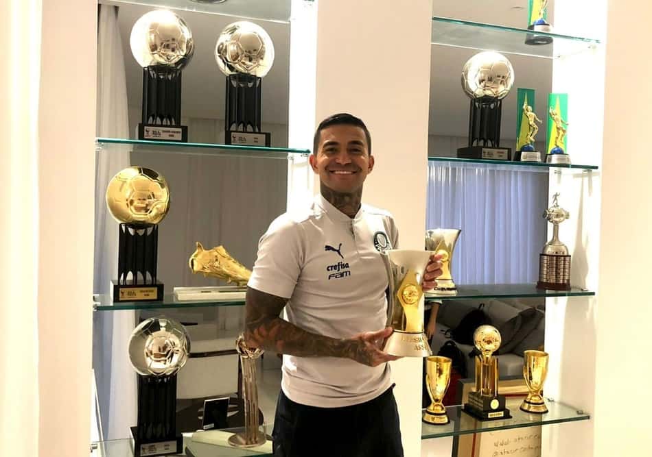 Após título do Brasileirão, Dudu abre a casa e mostra 'museu particular' de troféus