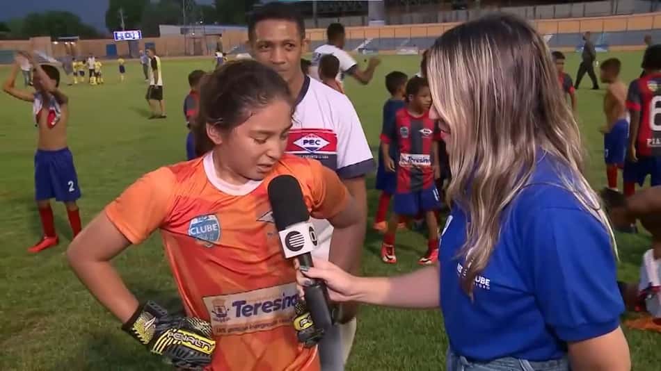 Goleiro desloca dedo, agarra dois pênaltis, vira herói de título estadual e conquista teste em time da Série A