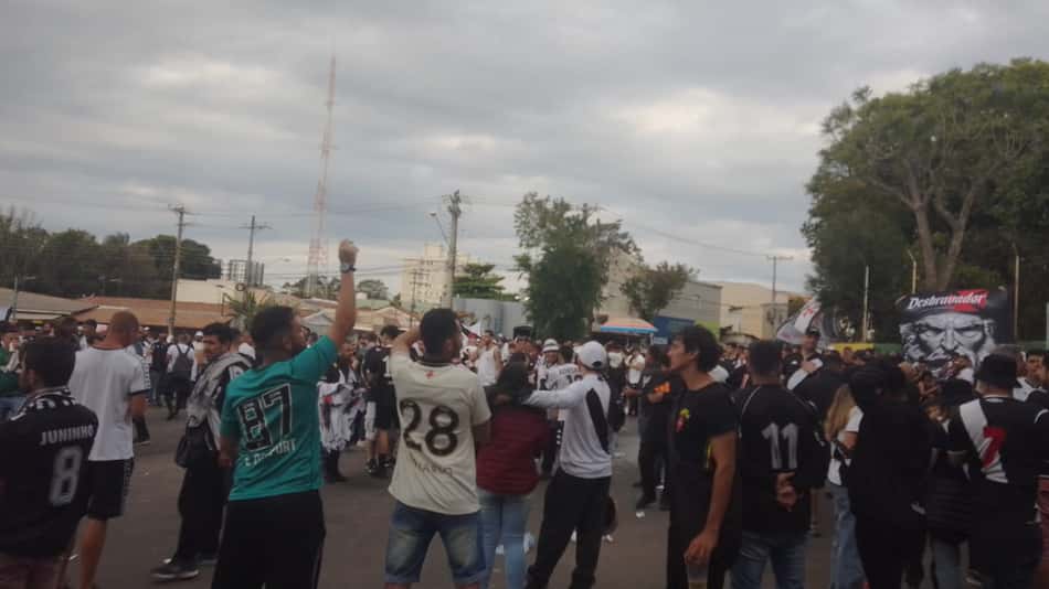 VÍDEO: torcedores de Vasco e Ituano entram em confronto antes da 'Batalha de Itu'