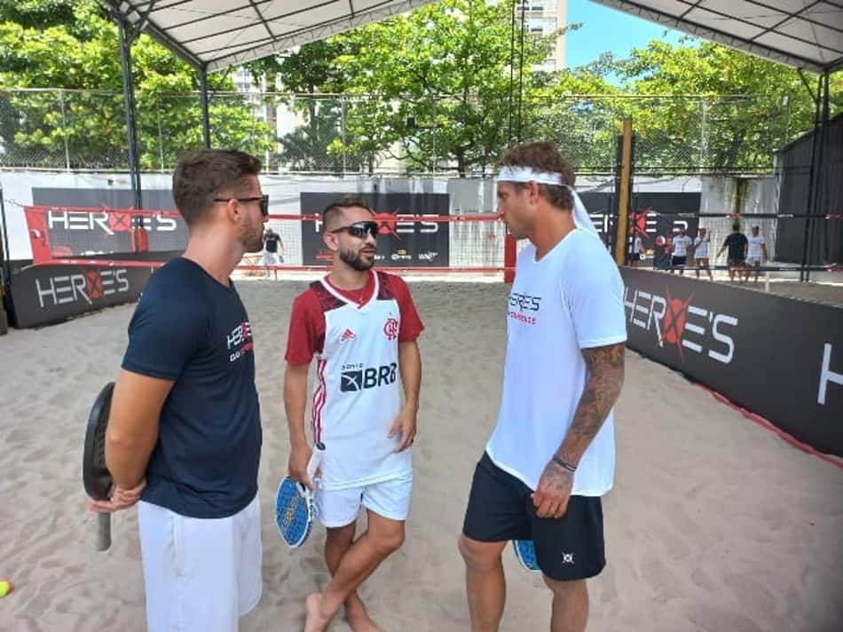 Everton Ribeiro e Rafael Moura jogam Beach Tennis com melhor do mundo