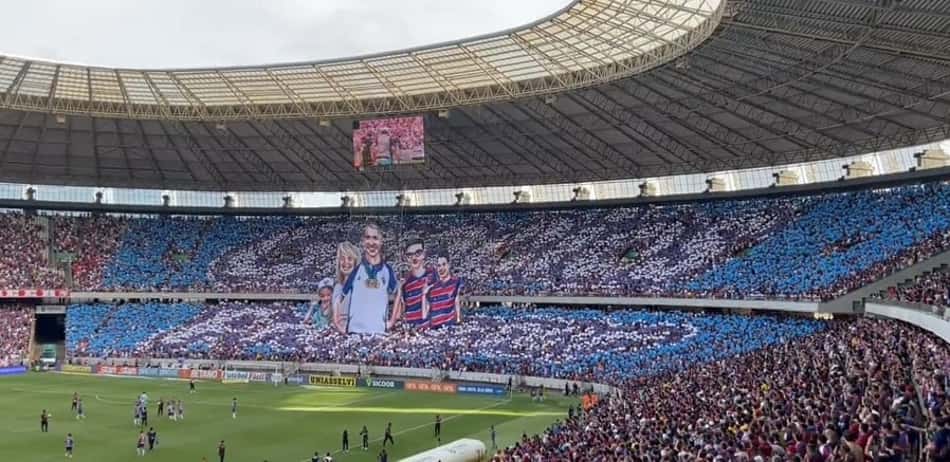 Torcida do Fortaleza faz mosaico para homenagear Pablo Vojvoda