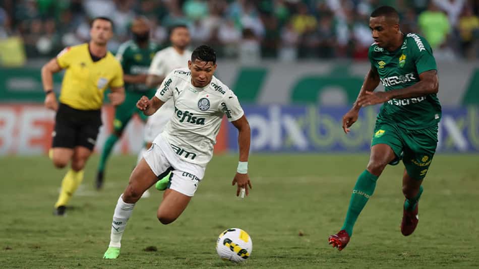 Palmeiras supera 'paredão' Walter, busca empate contra o Cuiabá e segue invicto fora no Brasileirão