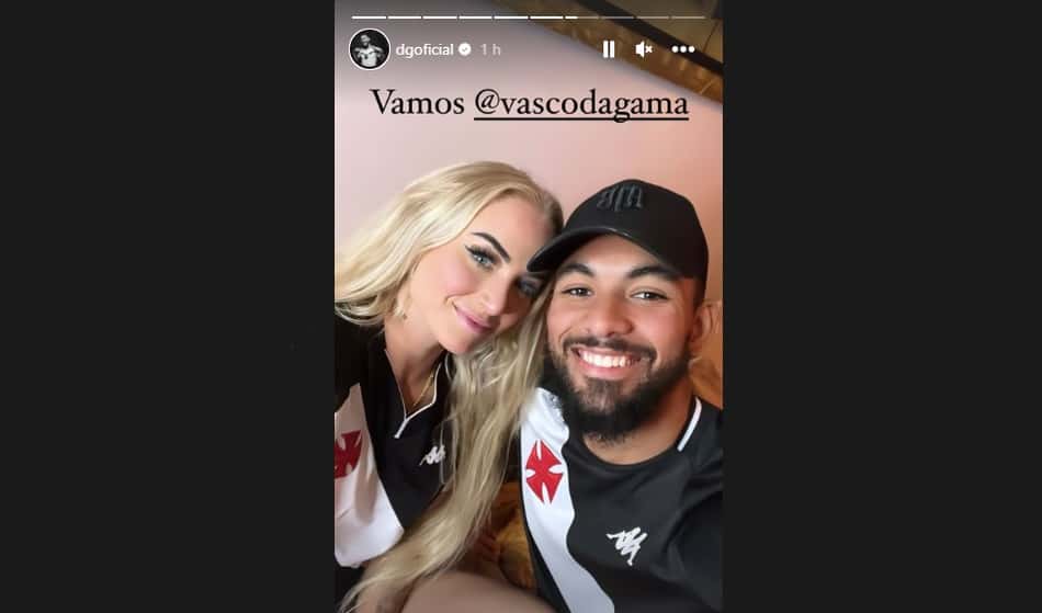 Douglas Luiz assiste jogo do Vasco com a namorada e comemora acesso à Série A do Brasileiro