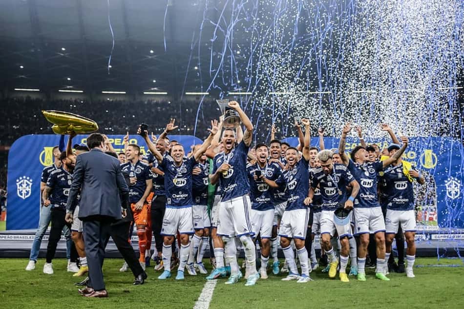 Emocionado, Rômulo agradece torcida do Cruzeiro em sua despedida