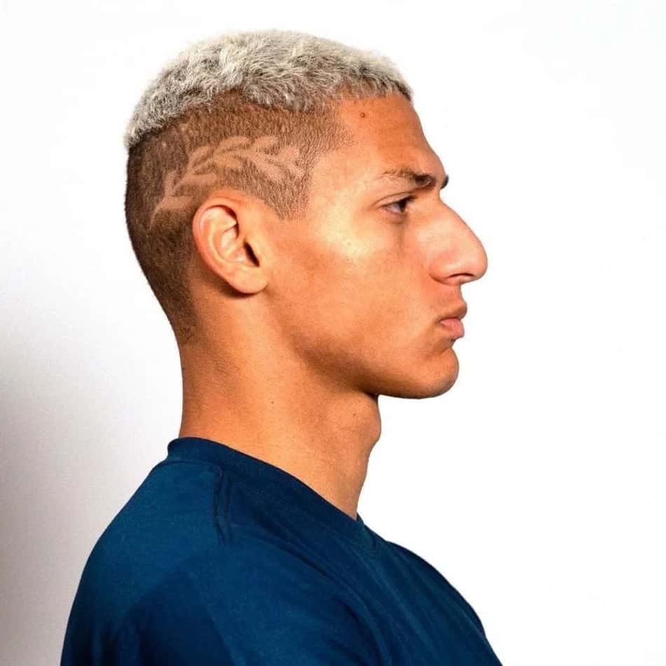 Richarlison faz corte de cabelo 'antizica' para a Copa do Mundo