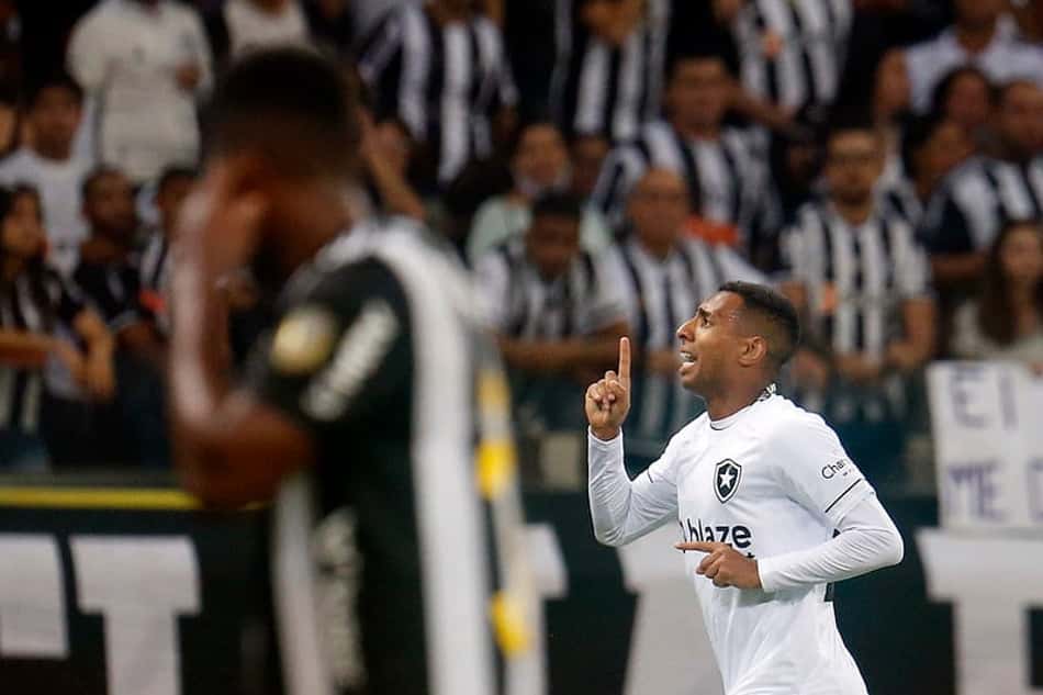 Victor Sá revela que Botafogo joga mais 'leve e solto' quando atua como visitante