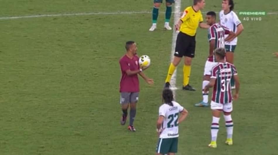 Gandula se confunde e 'invade' gramado durante Fluminense x Goiás