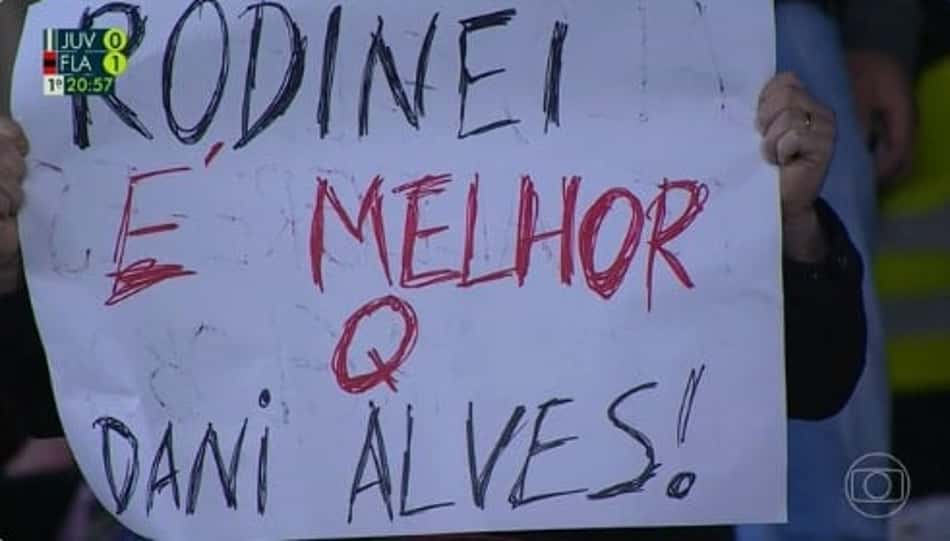 Torcedor exibe cartaz durante jogo do Flamengo: 'Rodinei é melhor que Daniel Alves'