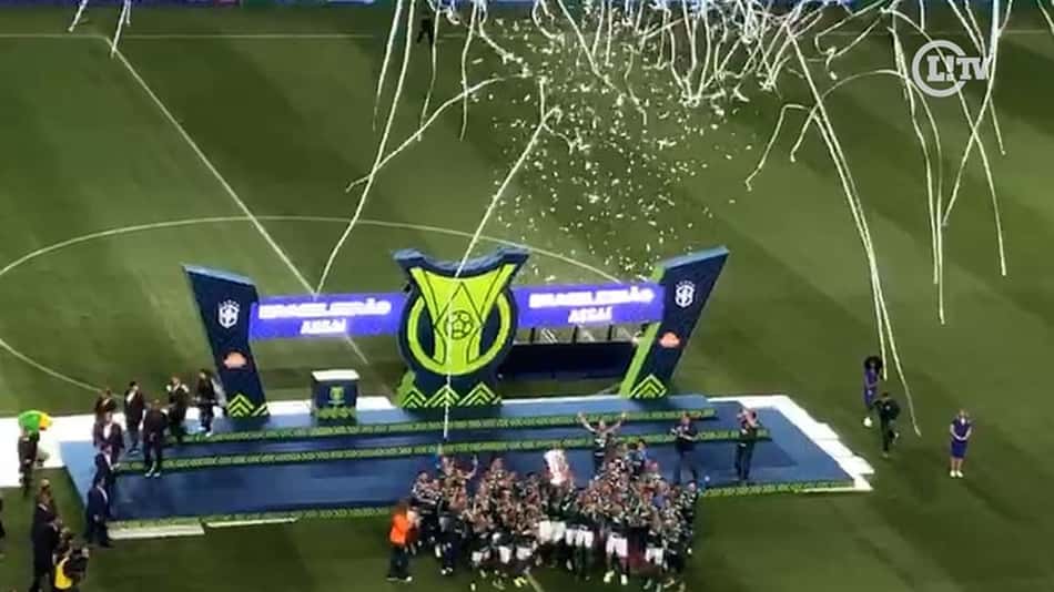 VÍDEO: Palmeiras levanta taça do Brasileirão no Allianz Parque