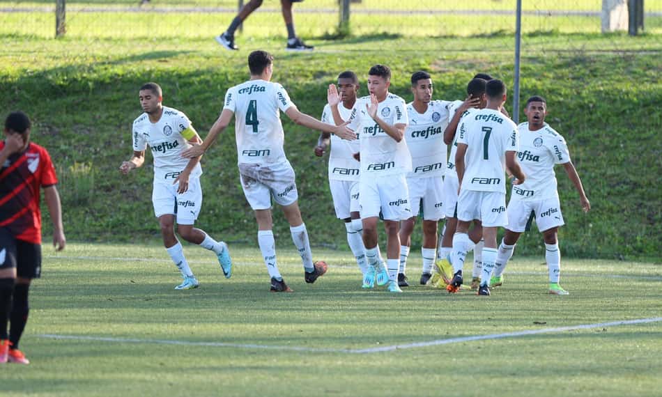 Luis Guilherme faz três, Palmeiras goleia o Athletico-PR e chega à final do Brasileirão Sub-17