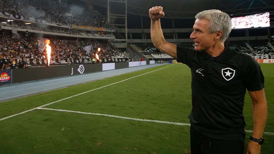 Luís Castro manda recado aos alvinegros após temporada do Botafogo