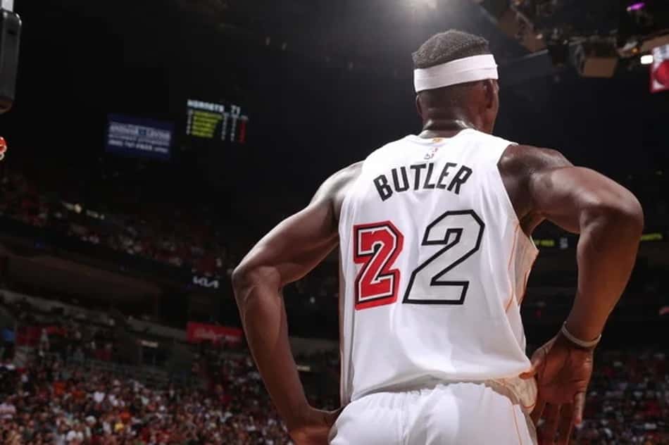 Jimmy Butler brilha e Heat vence Hornets na prorrogação