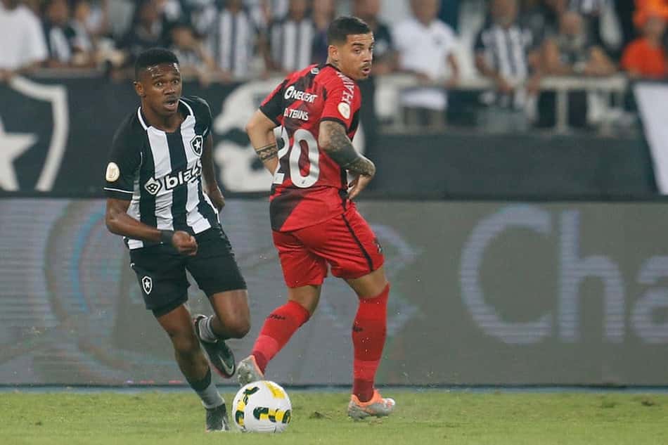 Botafogo e Athletico-PR protagonizaram um jogo decisivo do Brasileirão há 18 anos