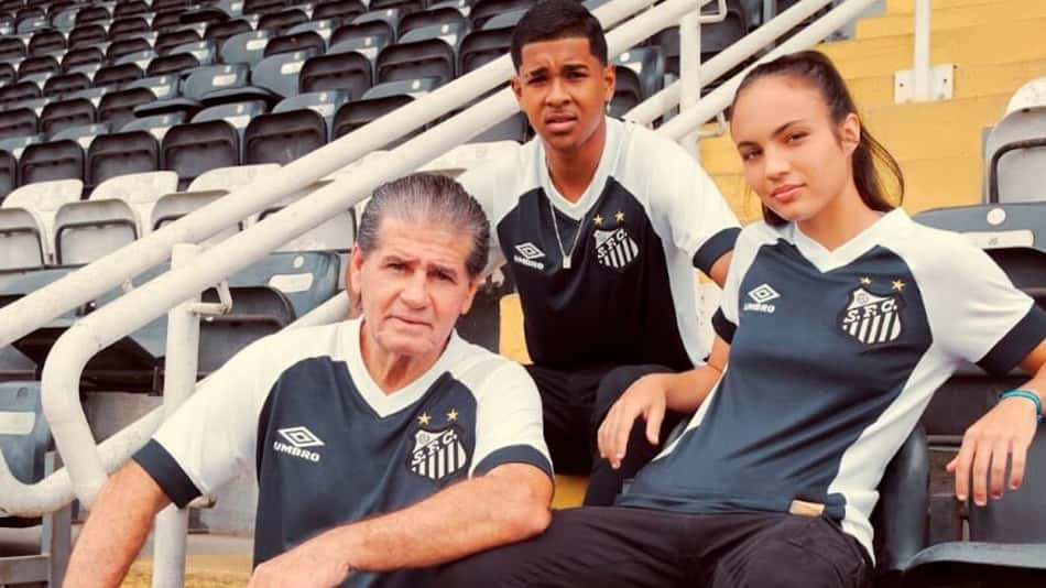 Santos lança camisa que remete ao jogo histórico com os Cosmos, na Vila