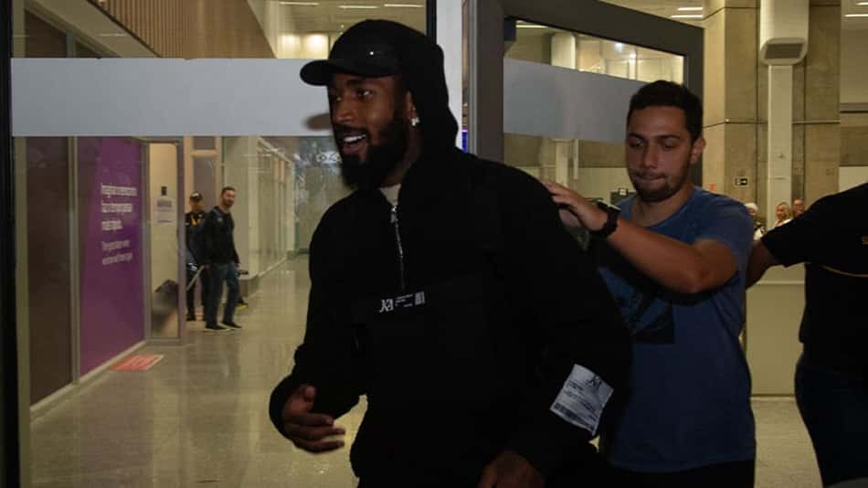 Gerson chega ao Rio de Janeiro, e pai do jogador diz: 'Ele quer muito jogar pelo Flamengo'