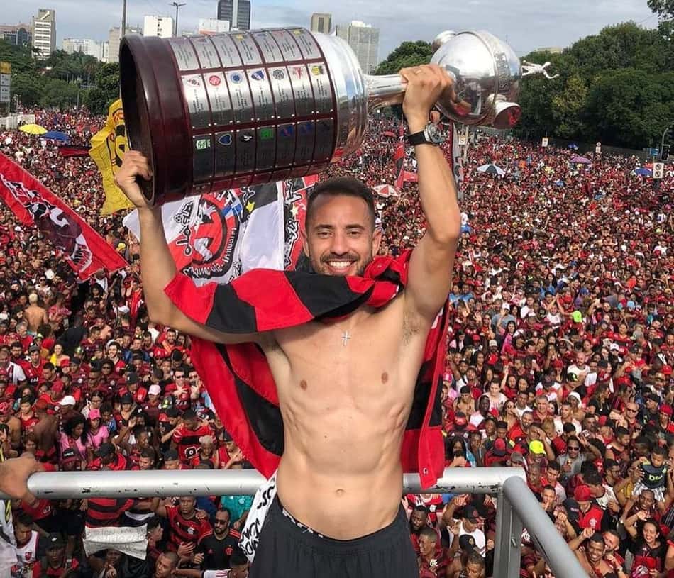 Com a Seleção Brasileira, Everton Ribeiro manda recado à torcida do Flamengo na festa do Trio Elétrico