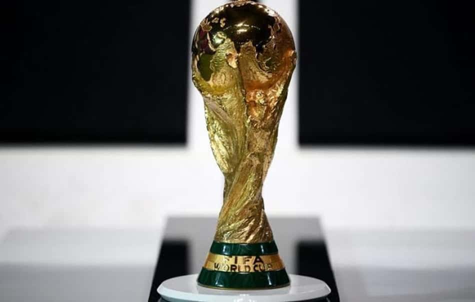 Quem pode encostar na taça da Copa do Mundo? Entenda a regra da Fifa