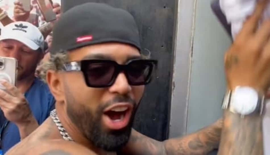 Torcedor faz brincadeira com Gabigol e irrita atacante do Flamengo: 'Tirei foto e tu faz essa palhaçada aí?'