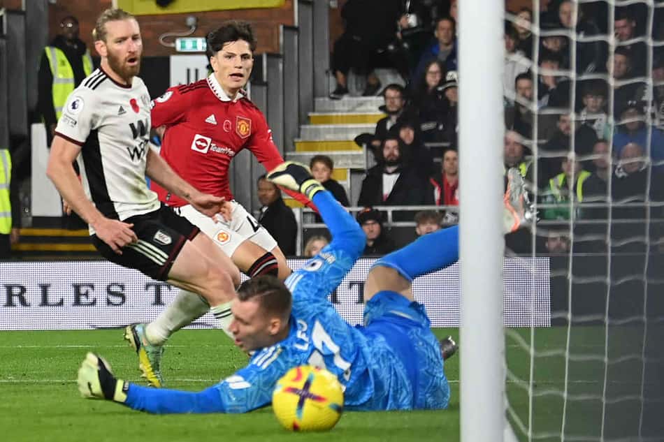 No apagar das luzes, Manchester United vence Fulham no último jogo da Premier League antes da Copa