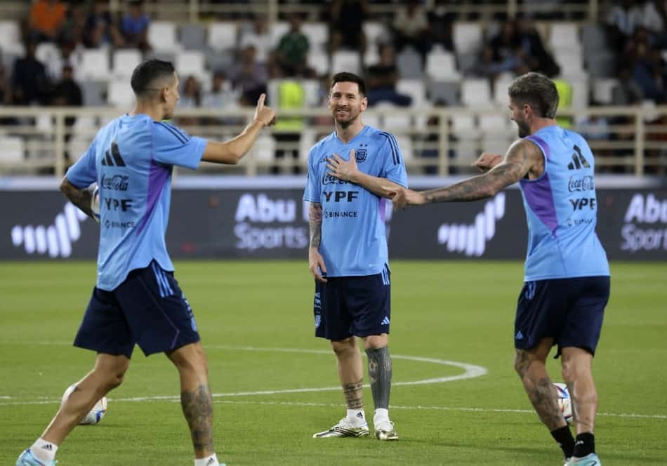 Com mais de 10 mil pessoas no treino, Argentina se prepara para amistoso