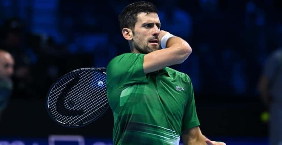 Djokovic passa por Tsitsipas e lidera grupo no ATP Finals
