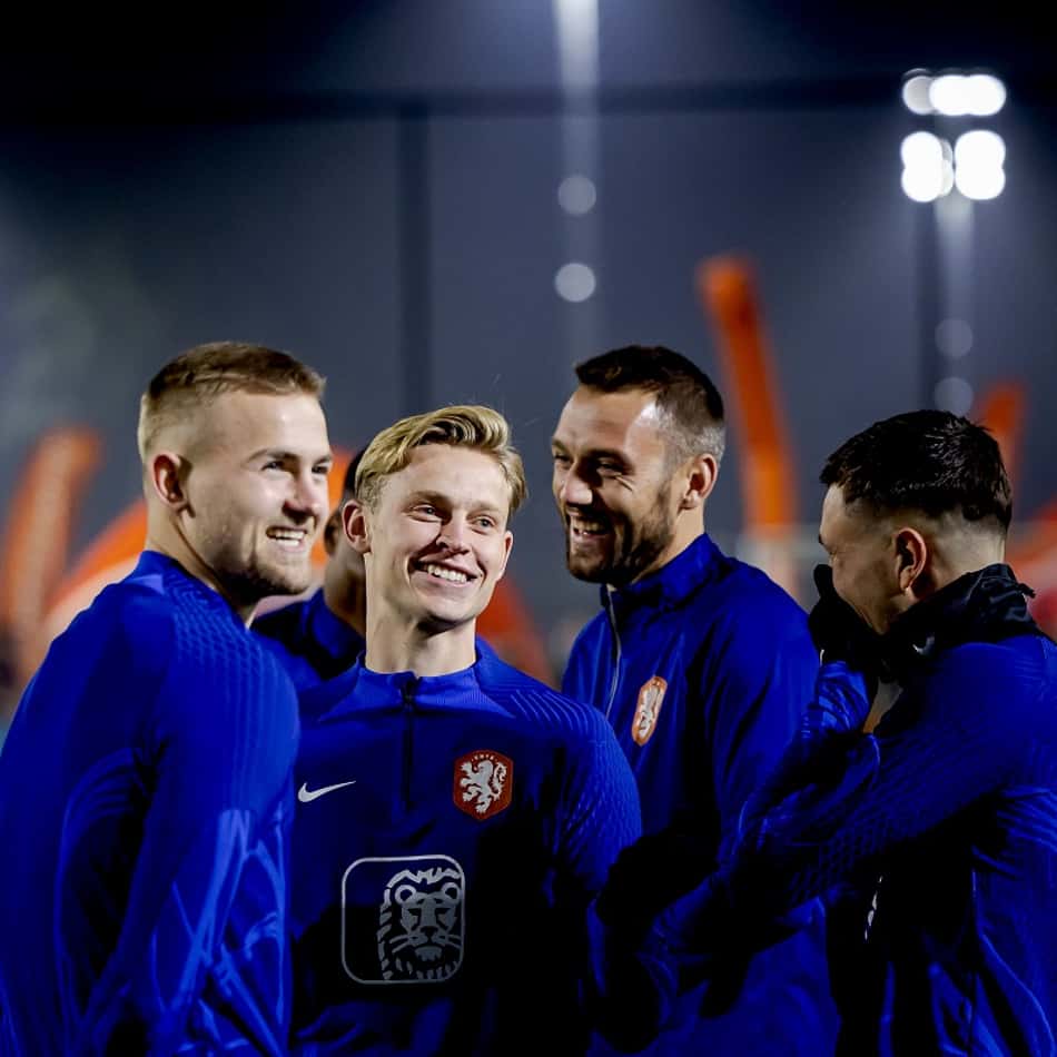 Com festa e público, Holanda faz último treino antes de viagem para o Qatar