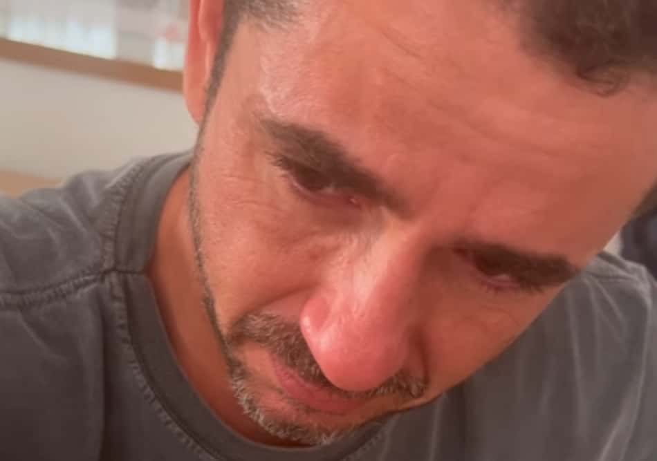 Felipe Andreoli se emociona ao se despedir dos filhos antes de viajar para o Qatar