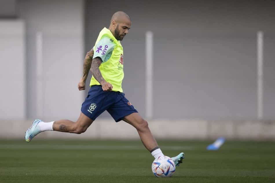 Após lesão de Danilo, web volta a criticar convocação de Daniel Alves