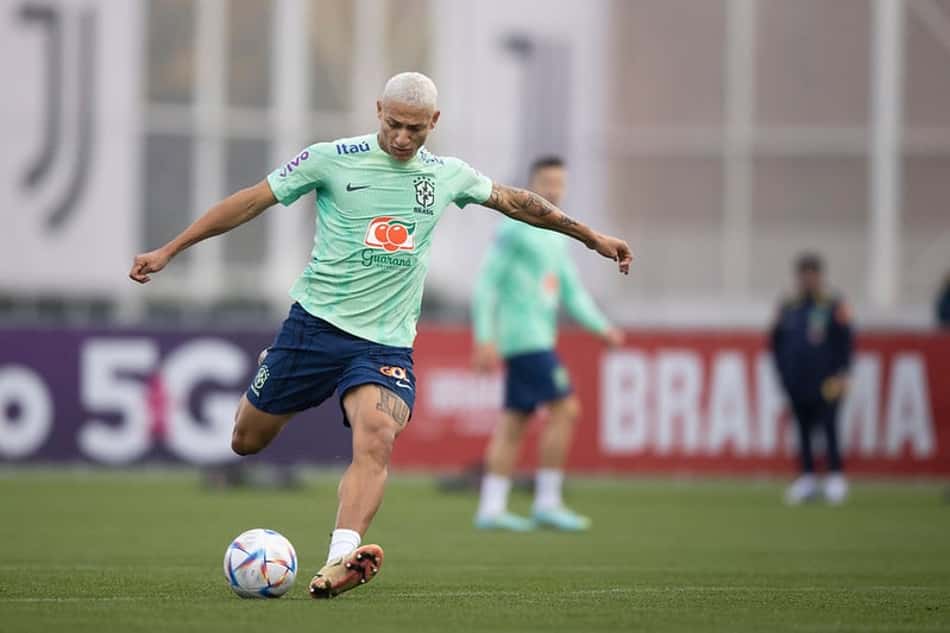 Richarlison faz propaganda de marca de cueca e fotos viram memes na web