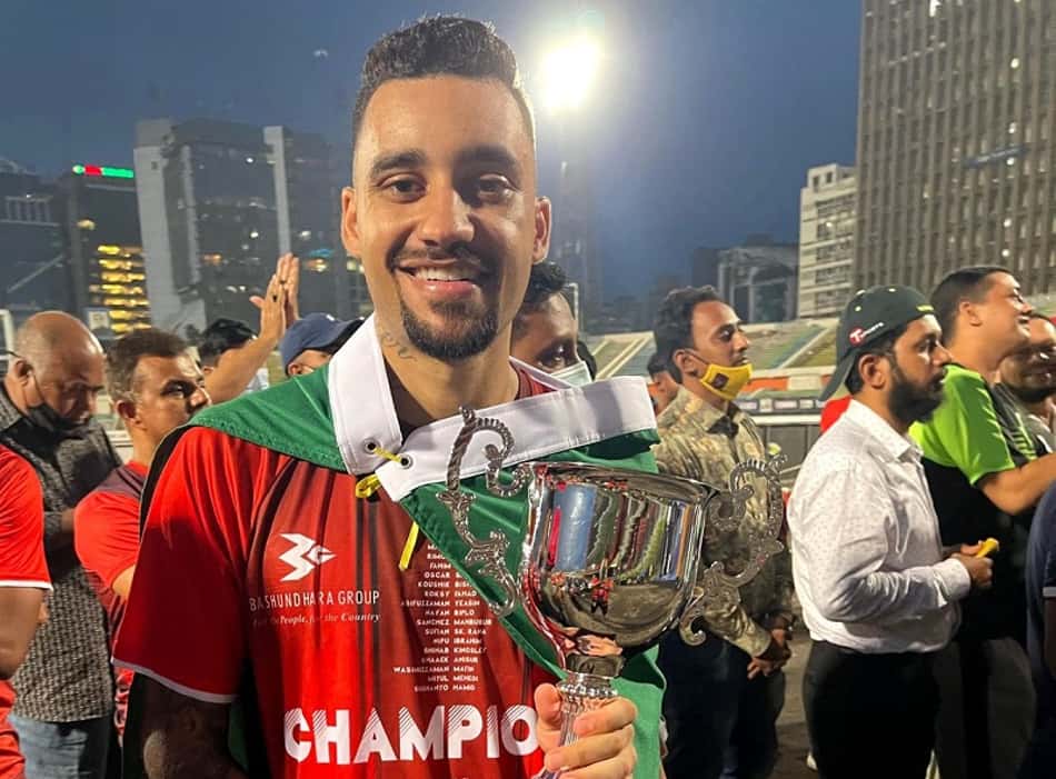 Nome que passou pelo Fluminense vibra com artilharia na Ásia