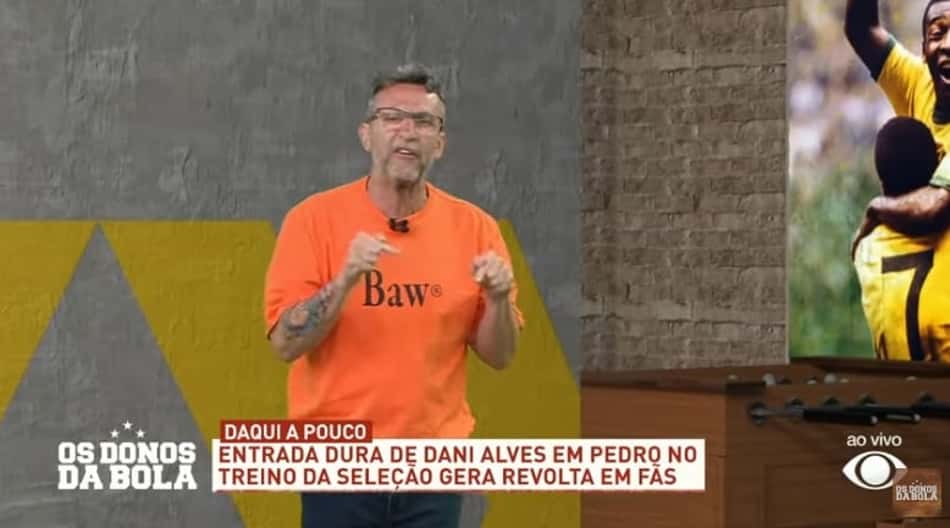 Neto detona Daniel Alves e chama jogador de 'imbecil' e 'idiota'