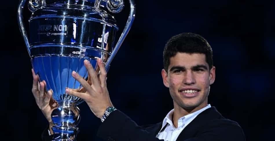 Alcaraz recebe o troféu de Nº 1 do ano: 'Significa muito para mim'