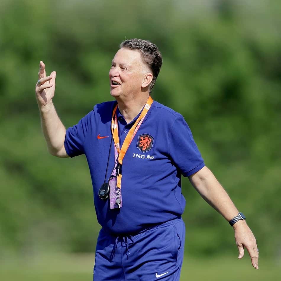 Van Gaal revela consulta aos jogadores por esquema da Holanda, mas explica mudança para a Copa