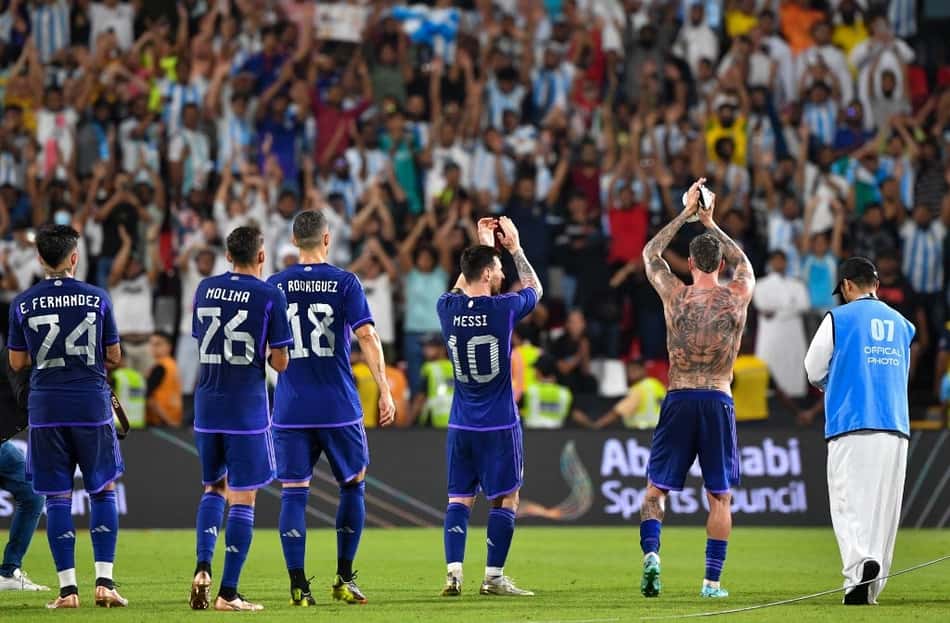 Torcida argentina canta músicas racistas antes de estreia da Copa do Mundo; assista