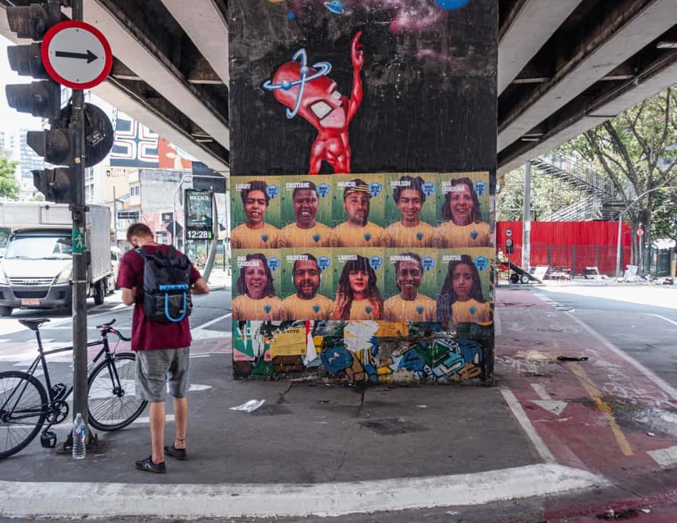 ONG cria álbum de figurinhas da Copa do Mundo com pessoas em situação de vulnerabilidade