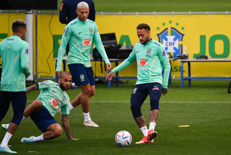 Tite faz testes e esboça times em treino da Seleção Brasileira em Turim