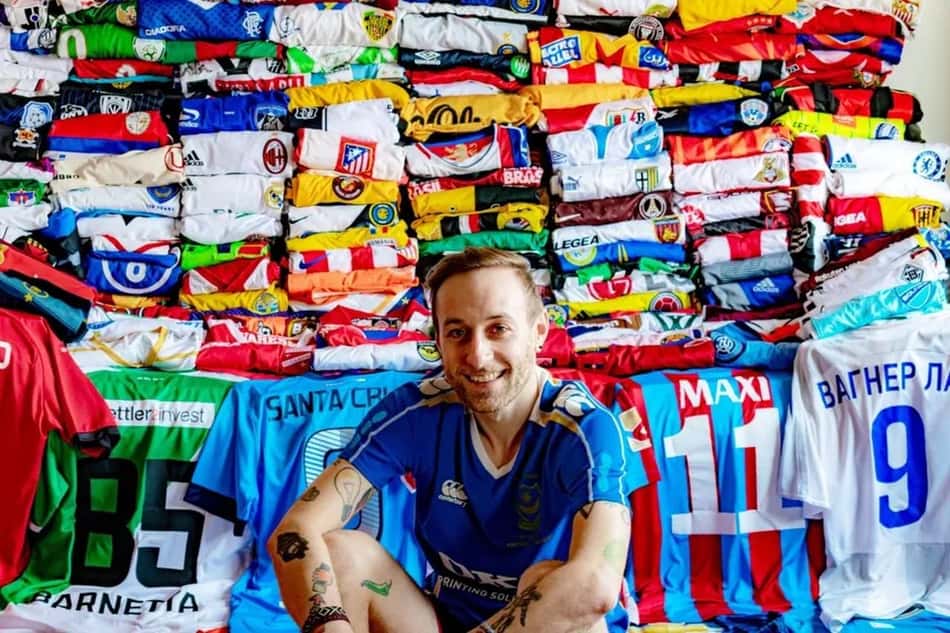 Mais de 500 camisas: fanático por futebol passa 365 dias vestindo apenas uniformes de times