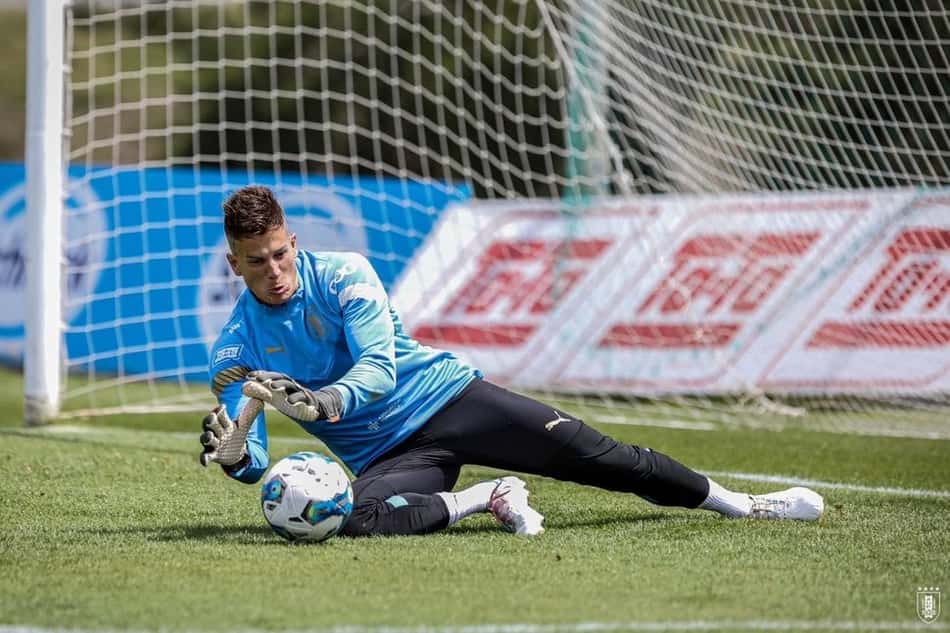 Goleiro do Uruguai deixa concentração às vésperas da Copa após morte de mãe